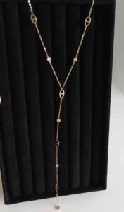 mage d’un collier doré fin et délicat Anaya, avec maillons ajourés et détails brillants, bijou élégant pour femme