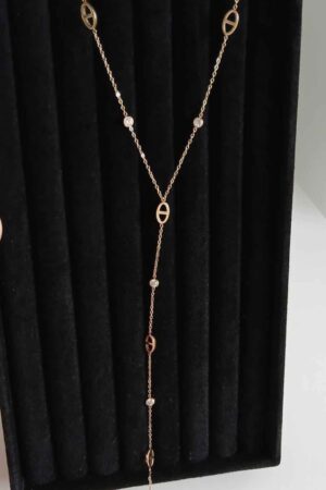 mage d’un collier doré fin et délicat Anaya, avec maillons ajourés et détails brillants, bijou élégant pour femme