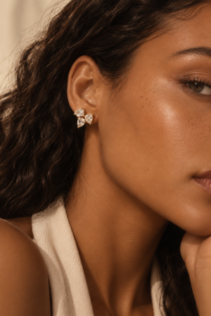 Les boucles d’oreilles Flora.
